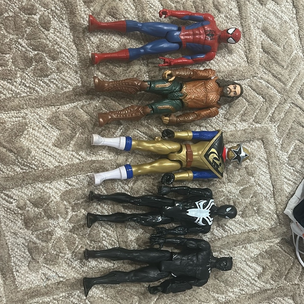 MARVEL SUPER HERO TOY FIGURES